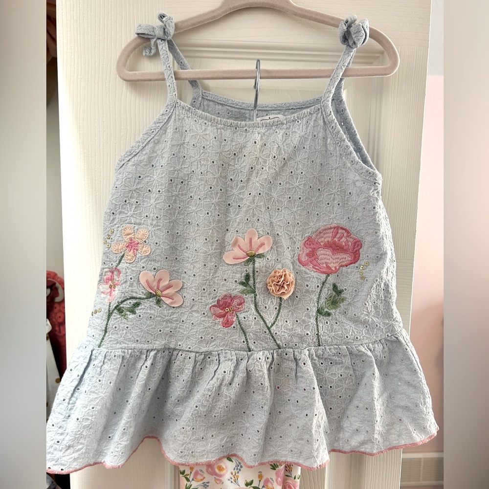 Very good used condition Mud Pie 5T outfit